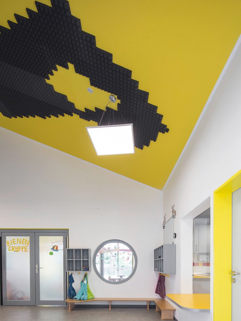 Durch Form und Farbe werden im Inneren der Kindertagesstätte Akzente gesetzt.